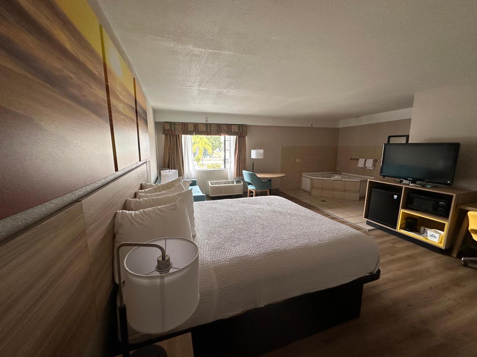 Days & By Wyndham Hotel 2*