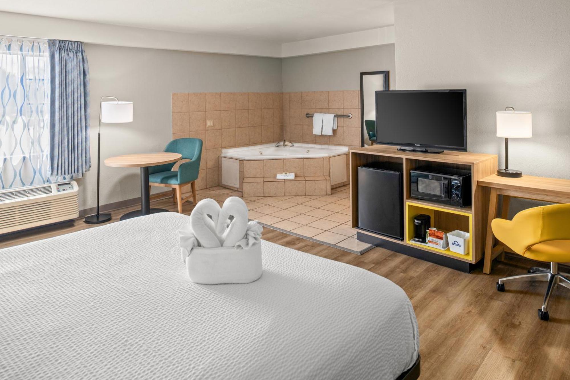 Days & By Wyndham Hotel 2*