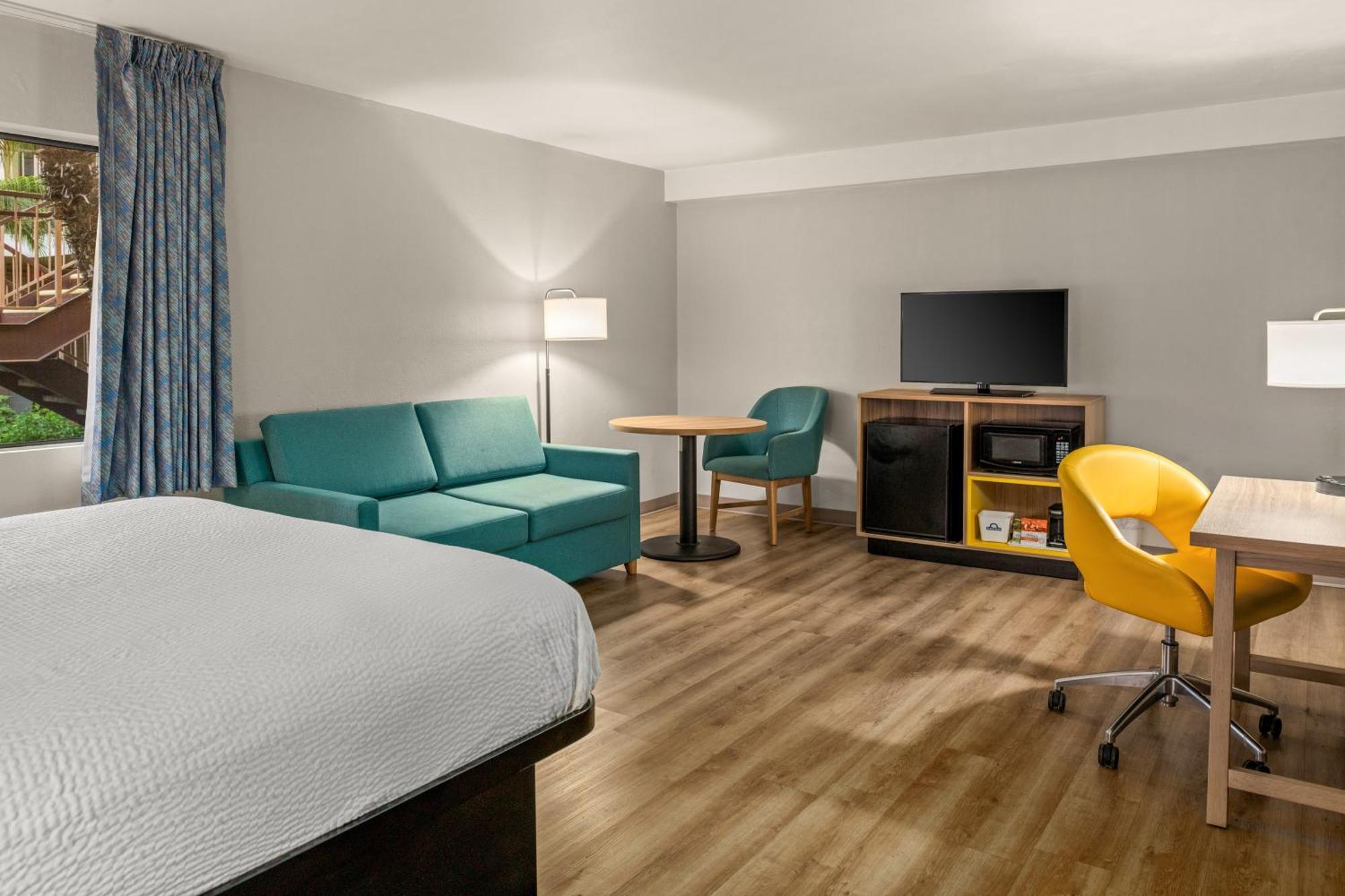 Days & By Wyndham Hotel 2*