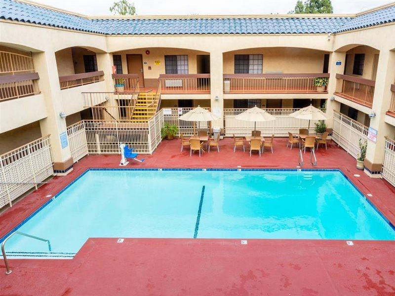 Days & By Wyndham Hotel