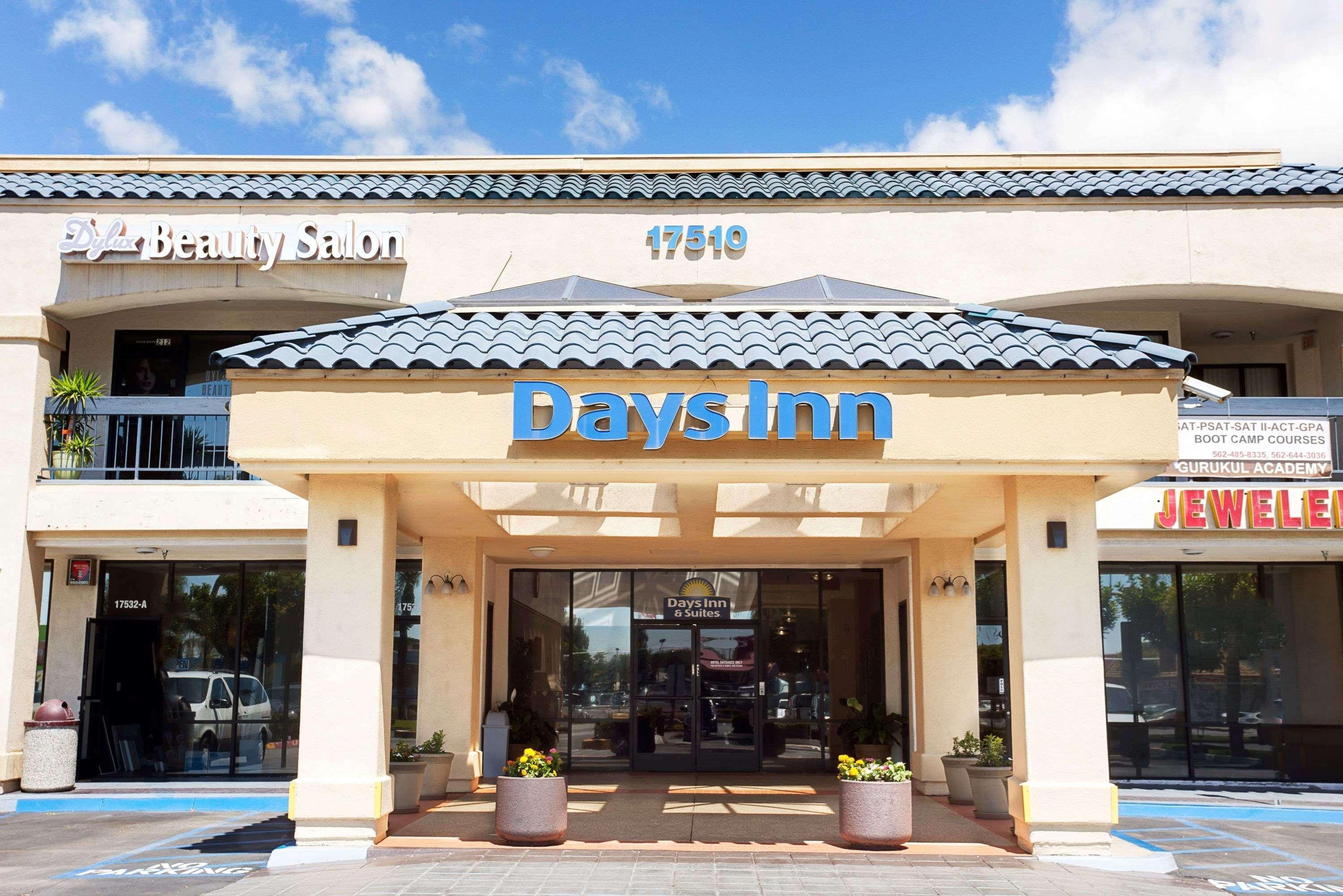 Days & By Wyndham Hotel Artesia