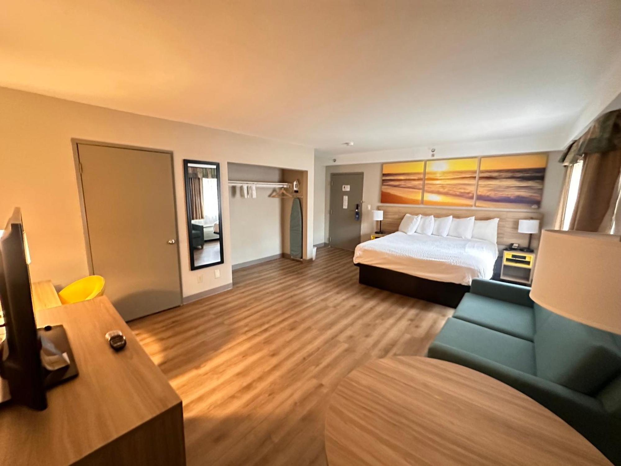 Hotel Days & By Wyndham