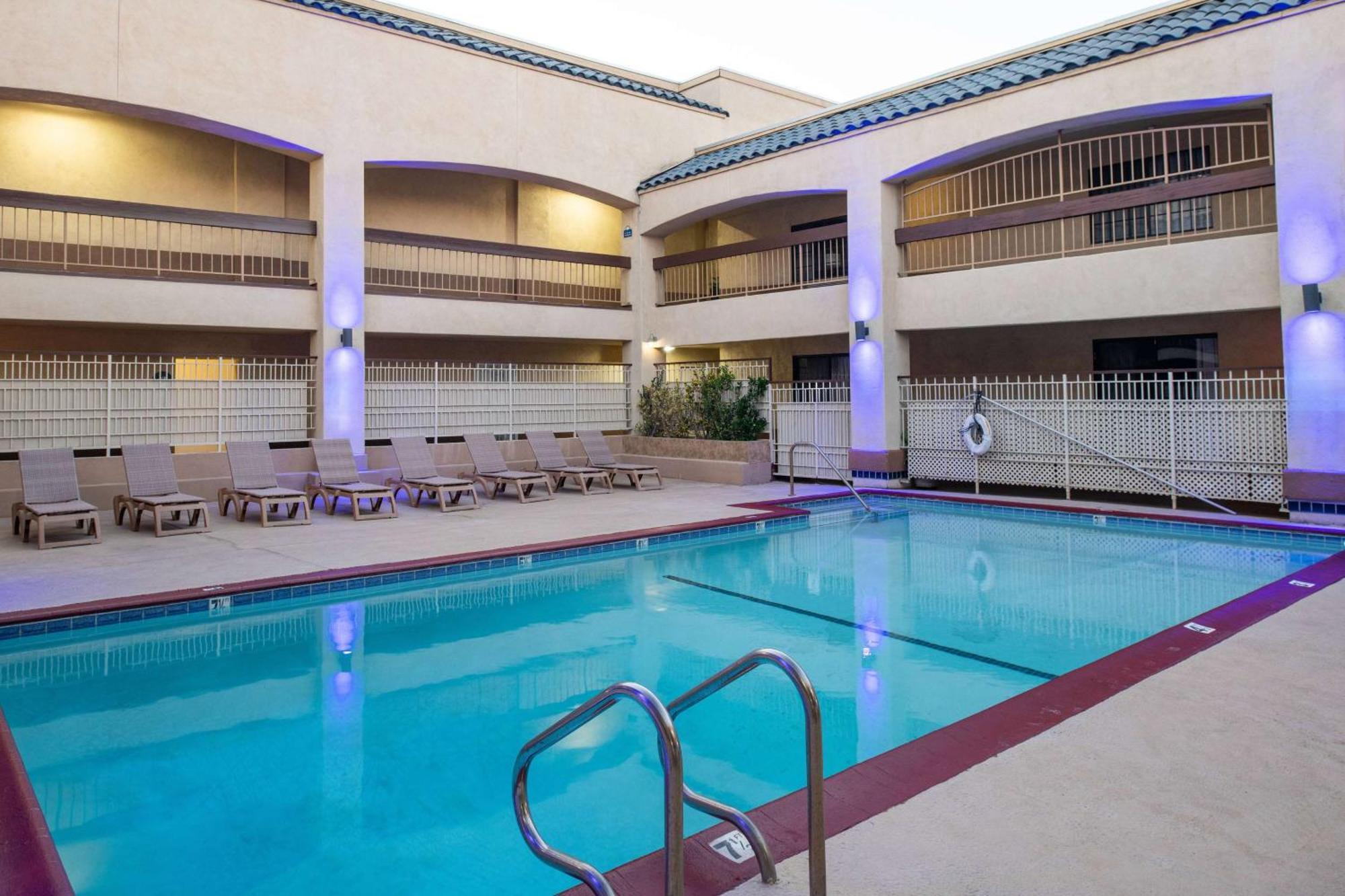 Days & By Wyndham Hotel 2*