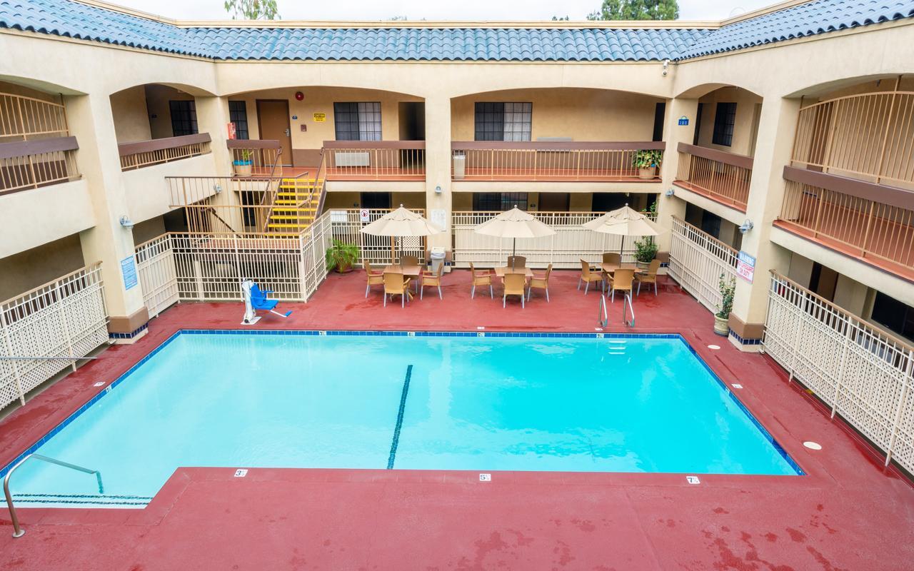 Days & By Wyndham Hotel